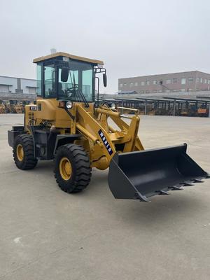 لودر دلو صغير قوي بمحرك بقوة 33 كيلو واط/2400 دورة في الدقيقة و خلوص أرضي أدنى يبلغ 267 ملم