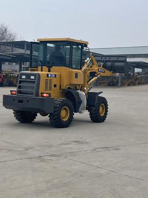 لودر دلو صغير قوي بمحرك بقوة 33 كيلو واط/2400 دورة في الدقيقة و خلوص أرضي أدنى يبلغ 267 ملم